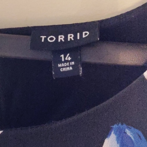 Beautiful gown super long and wide flow - Picture 2 of 2